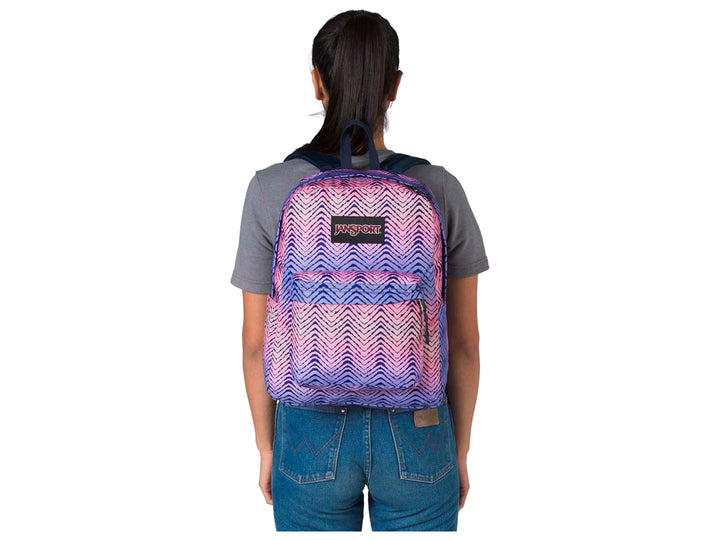 Mochila JanSport Superbreak con estampado de chevron en degradado de colores púrpura, rosa y azul.