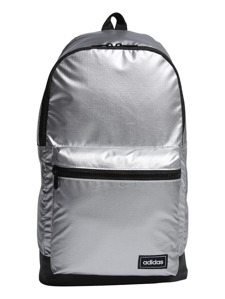 Mochila Adidas color plata metálico con base y detalles en negro.