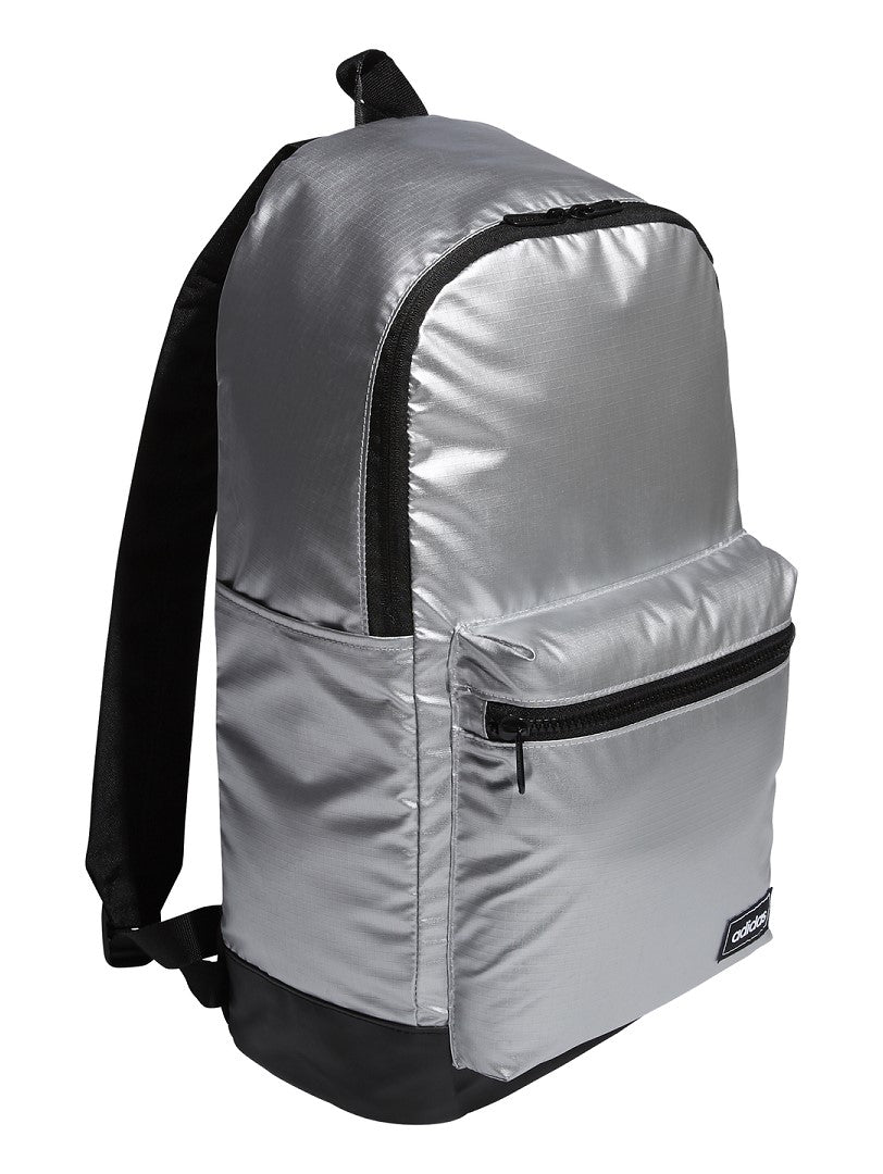 Mochila Adidas color plata metálico con base y detalles en negro.