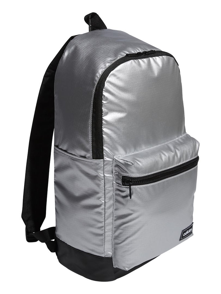 Mochila Adidas color plata metálico con base y detalles en negro.