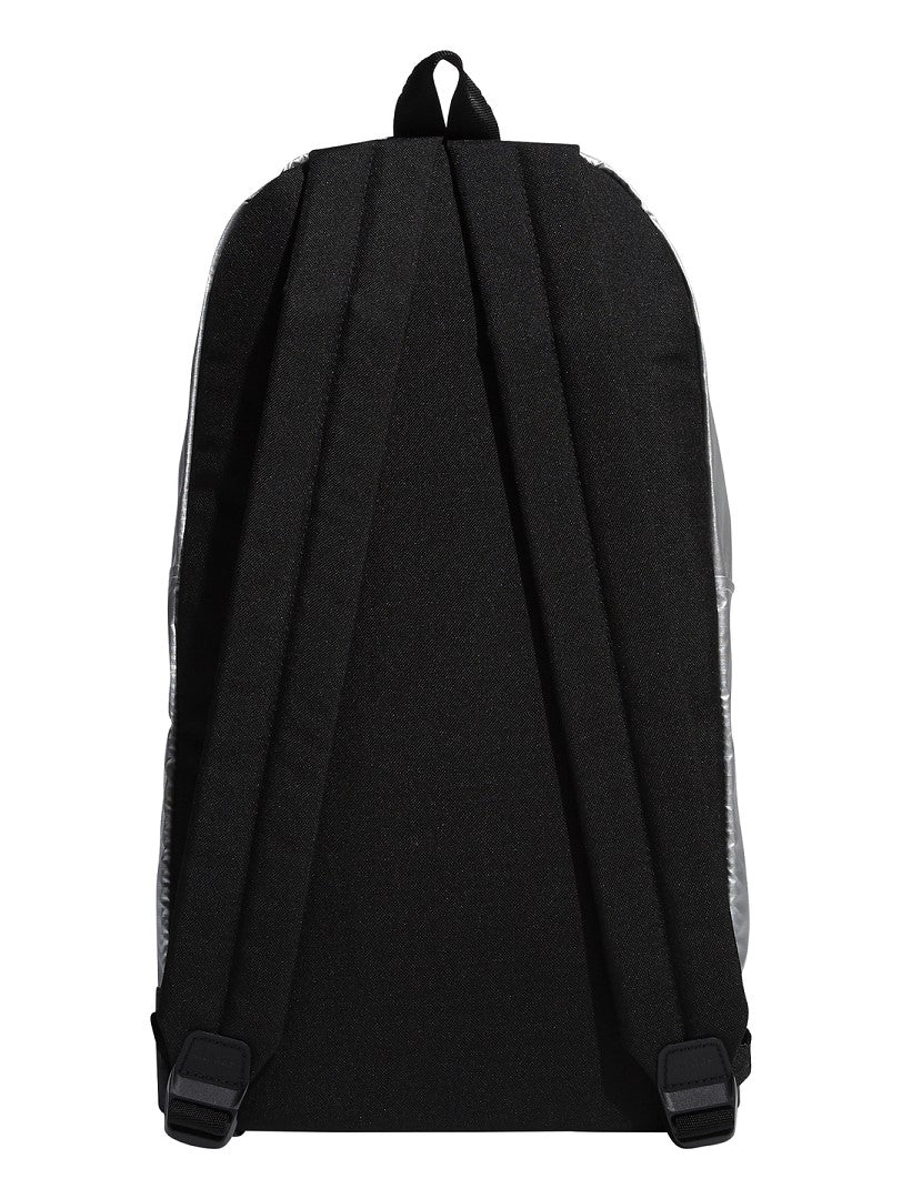 Mochila Adidas color plata metálico con base y detalles en negro.