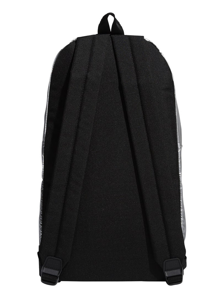 Mochila Adidas color plata metálico con base y detalles en negro.
