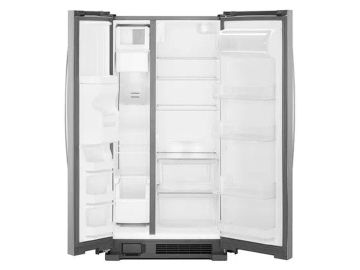 Refrigerador duplex Whirlpool color plata con dispensador de agua y hielo en la puerta izquierda.