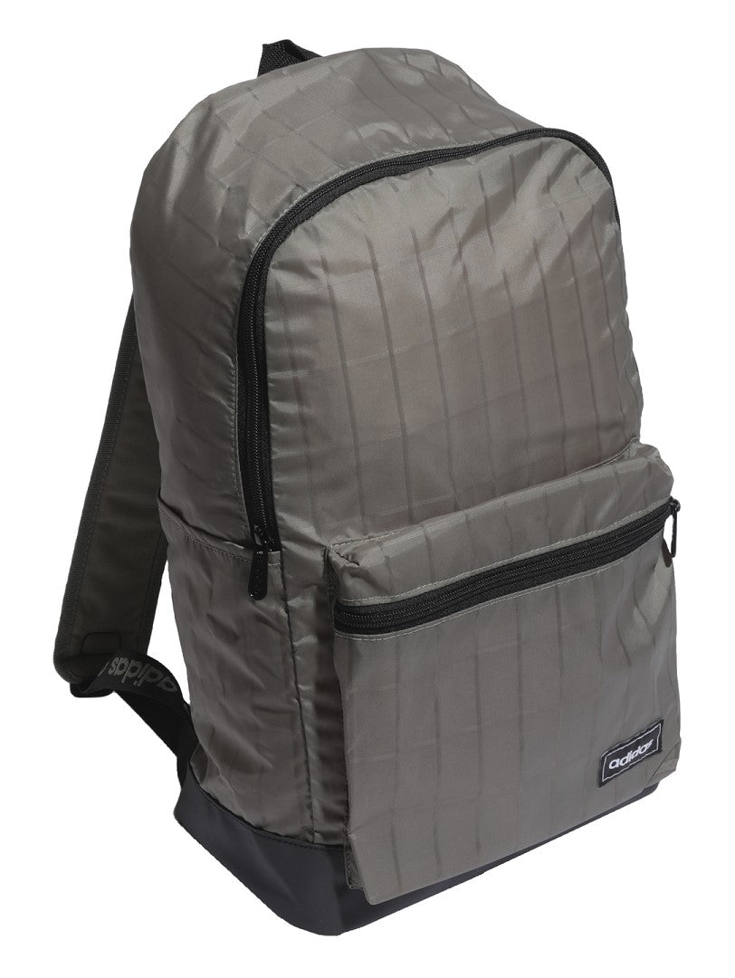 Mochila Adidas de color verde grisáceo con base y detalles en negro.