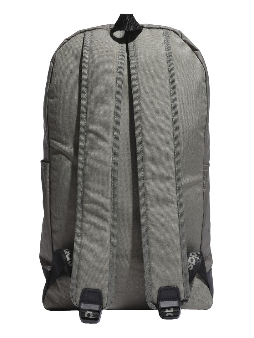Mochila Adidas de color verde grisáceo con base y detalles en negro.