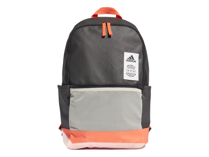Mochila Adidas negra con detalles en naranja y bolsillo frontal de malla blanca.