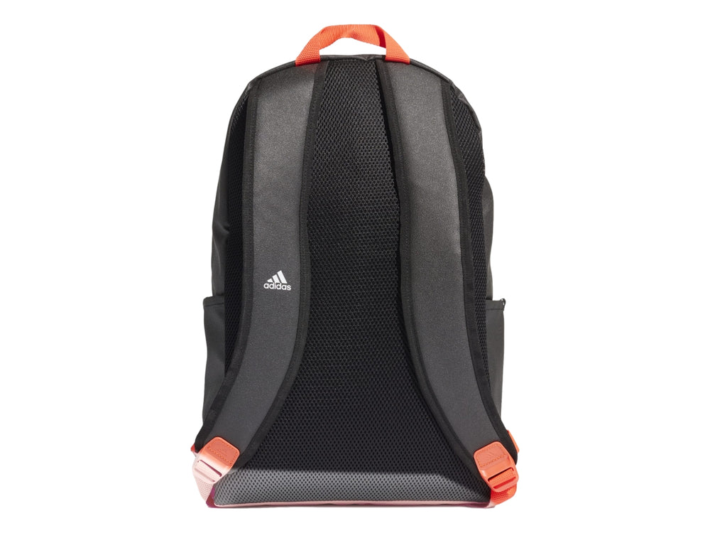 Mochila Adidas negra con detalles en naranja y bolsillo frontal de malla blanca.