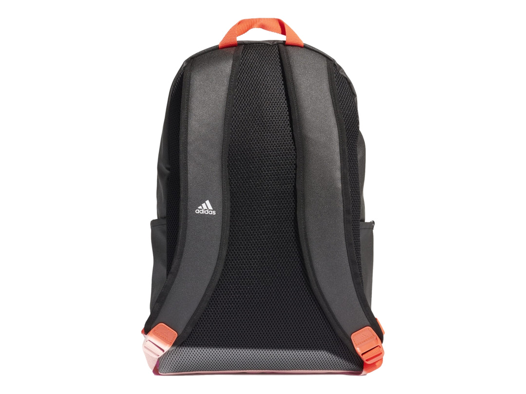 Mochila Adidas negra con detalles en naranja y bolsillo frontal de malla blanca.