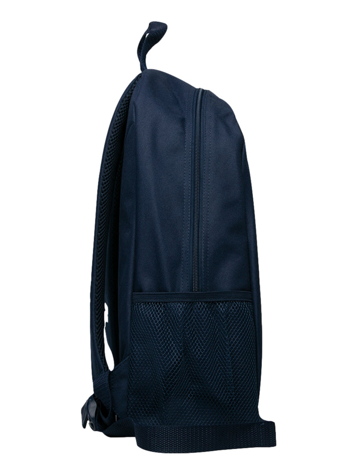 Mochila escolar FILA color azul marino con logotipo frontal y bolsillos laterales de malla.