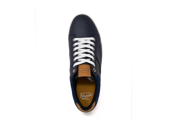 Tenis casuales color azul marino con suela y cordones blancos y detalles en marrón.