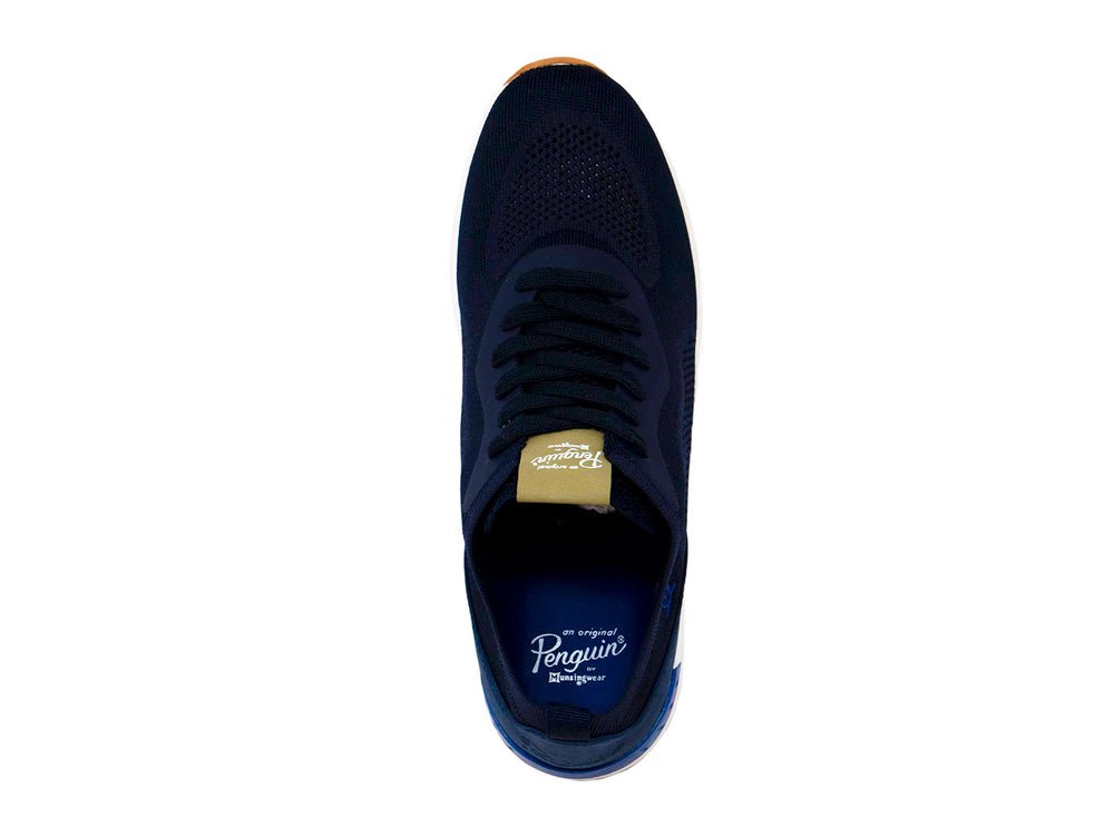 Tenis deportivos Penguin color azul marino con suela blanca y base color miel.