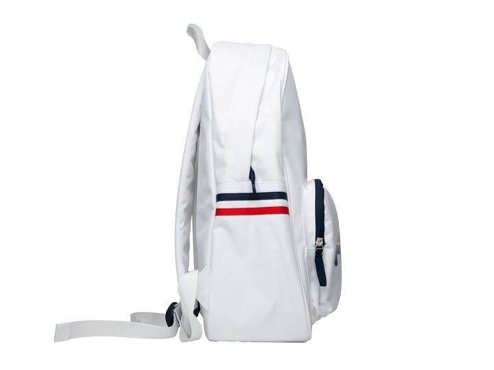 Mochila escolar FILA de color blanco con detalles en azul marino y rojo y logotipo frontal.