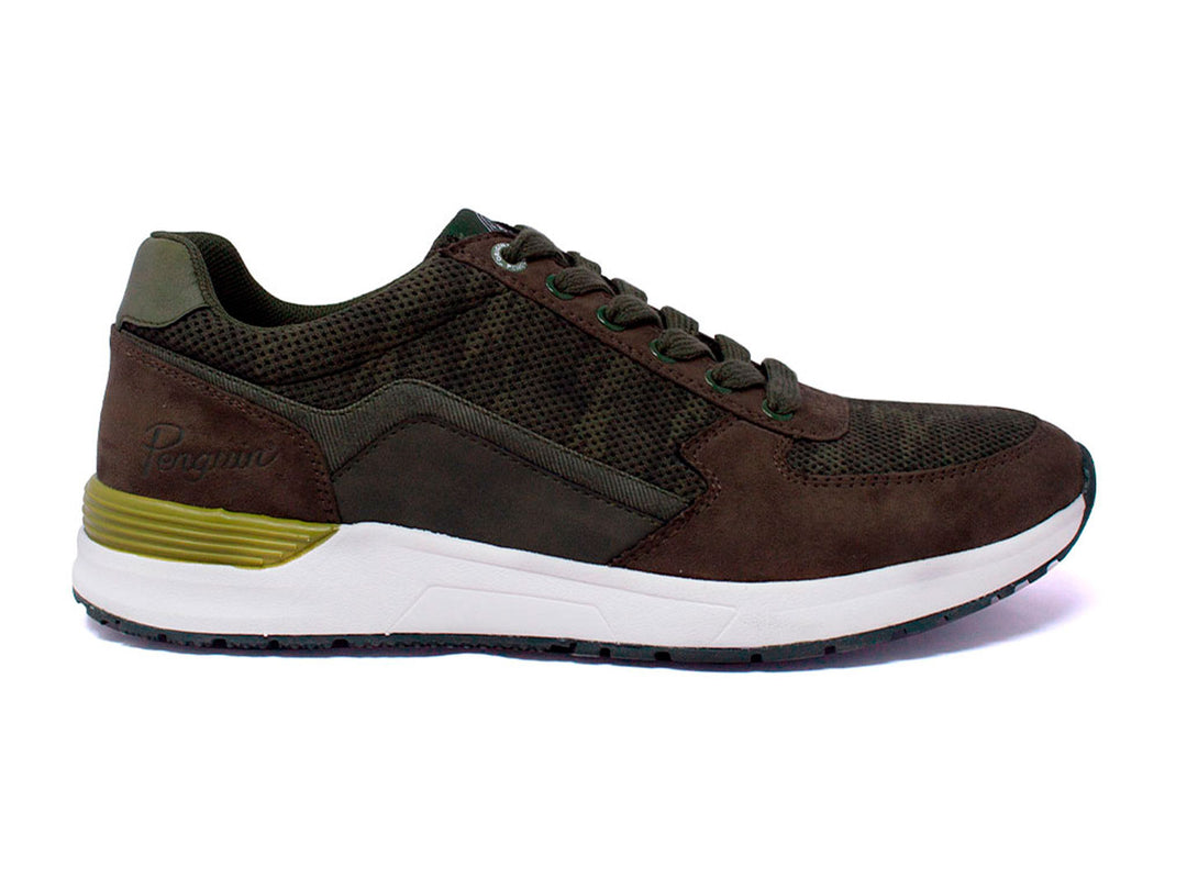 Tenis deportivos Penguin color verde oliva con suela blanca y detalle amarillo en el talón.