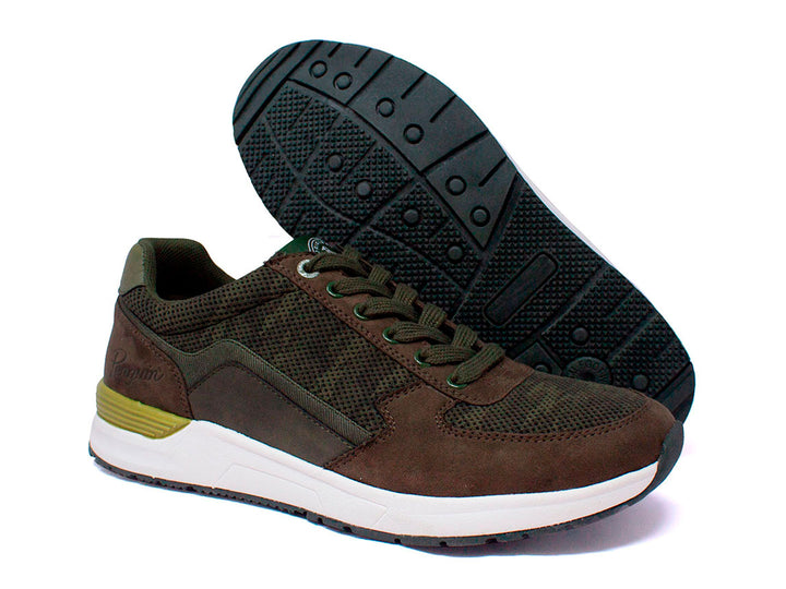 Tenis deportivos Penguin color verde oliva con suela blanca y detalle amarillo en el talón.