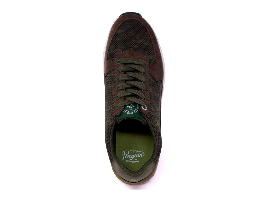 Tenis deportivos Penguin color verde oliva con suela blanca y detalle amarillo en el talón.