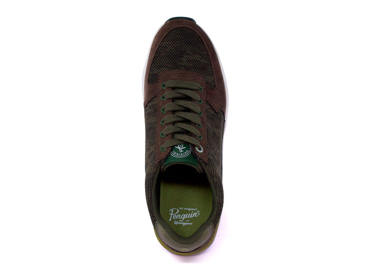 Tenis deportivos Penguin color verde oliva con suela blanca y detalle amarillo en el talón.