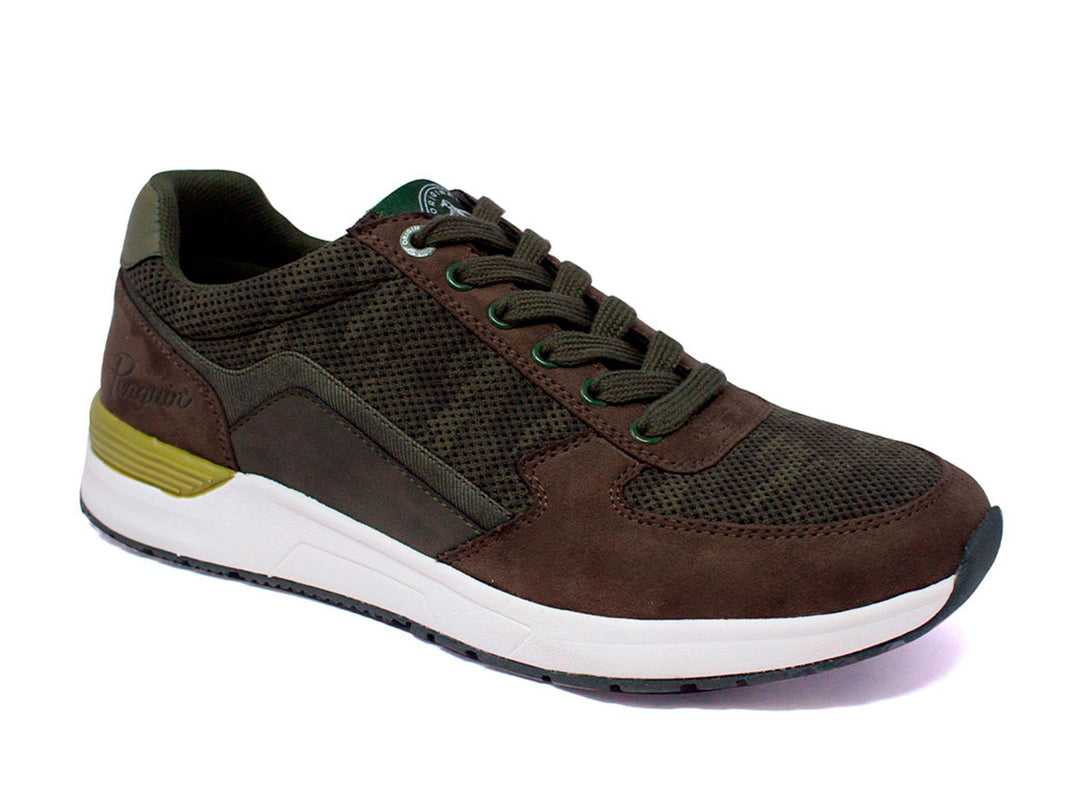 Tenis deportivos Penguin color verde oliva con suela blanca y detalle amarillo en el talón.