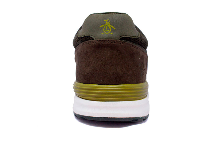 Tenis deportivos Penguin color verde oliva con suela blanca y detalle amarillo en el talón.