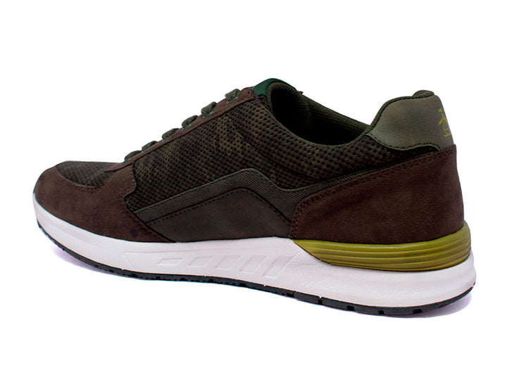 Tenis deportivos Penguin color verde oliva con suela blanca y detalle amarillo en el talón.