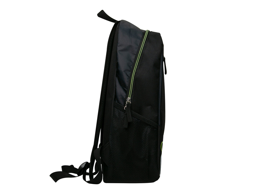 Mochila escolar FILA color negro con detalles en verde y logotipo blanco frontal.