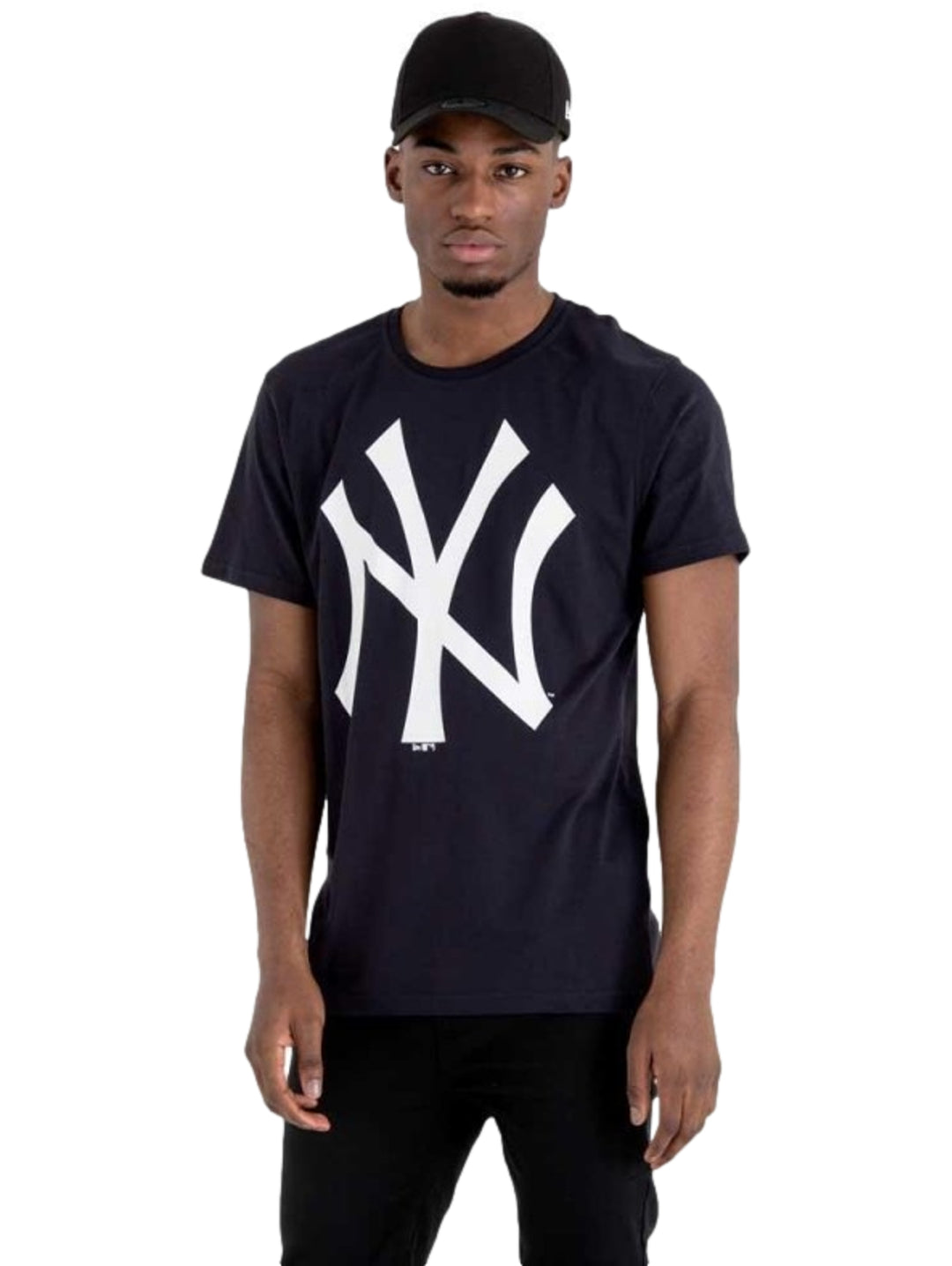 Hombre vistiendo playera New Era color navy con logotipo de los New York Yankees en blanco.