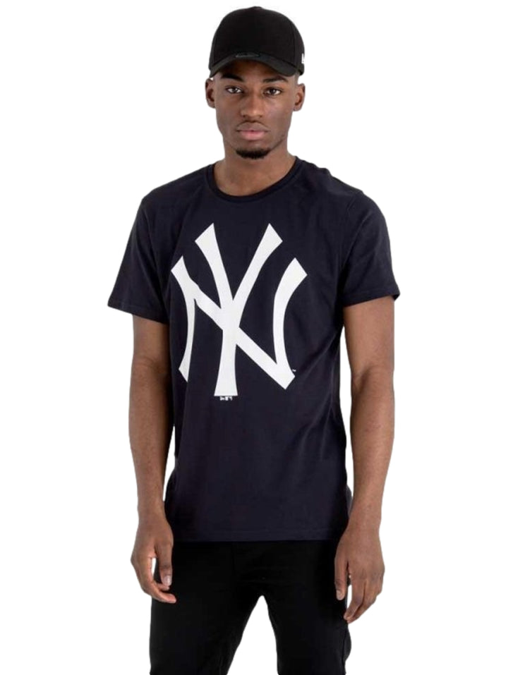 Hombre vistiendo playera New Era color navy con logotipo de los New York Yankees en blanco.