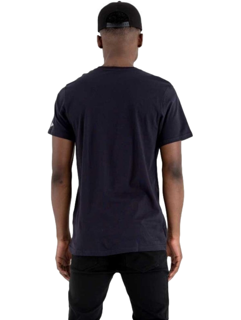 Hombre vistiendo playera New Era color navy con logotipo de los New York Yankees en blanco.