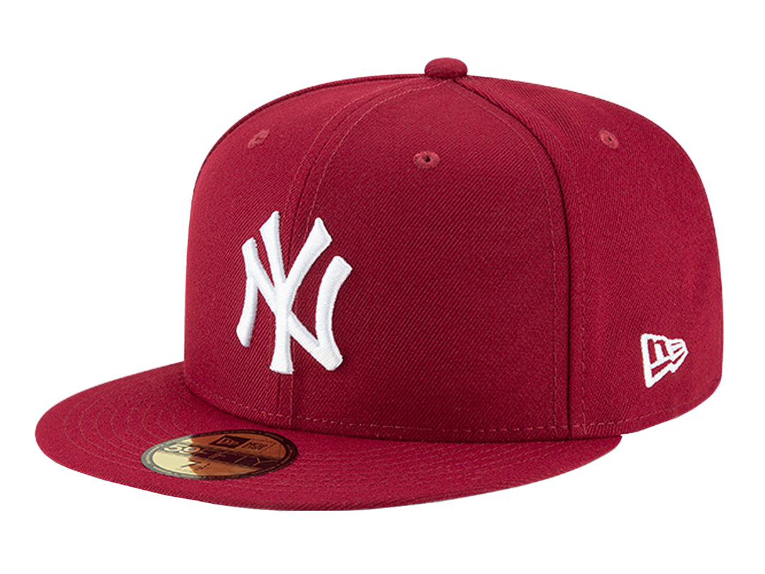 Gorra New Era MLB Basic color rojo oscuro con logotipo de New York Yankees bordado en blanco.
