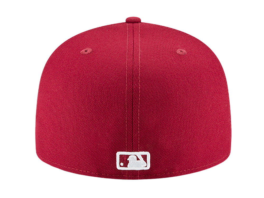 Gorra New Era MLB Basic color rojo oscuro con logotipo de New York Yankees bordado en blanco.