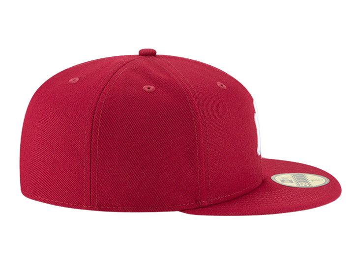Gorra New Era MLB Basic color rojo oscuro con logotipo de New York Yankees bordado en blanco.