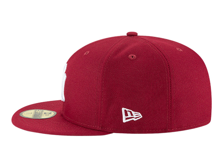Gorra New Era MLB Basic color rojo oscuro con logotipo de New York Yankees bordado en blanco.