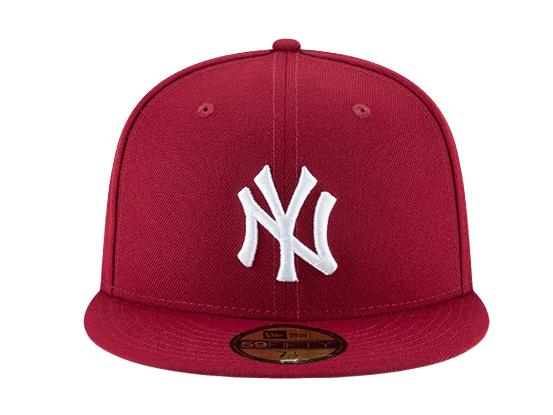 Gorra New Era MLB Basic color rojo oscuro con logotipo de New York Yankees bordado en blanco.