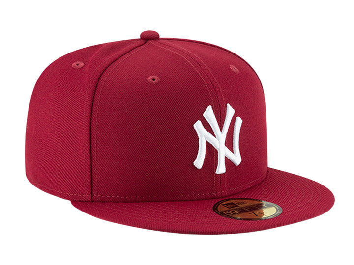 Gorra New Era MLB Basic color rojo oscuro con logotipo de New York Yankees bordado en blanco.