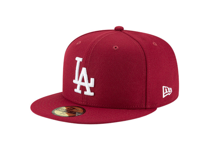 Gorra New Era color rojo oscuro con logotipo de Los Angeles Dodgers bordado en blanco.