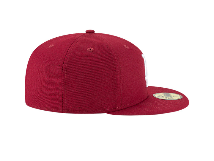 Gorra New Era color rojo oscuro con logotipo de Los Angeles Dodgers bordado en blanco.