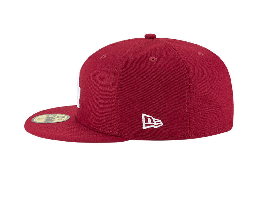 Gorra New Era color rojo oscuro con logotipo de Los Angeles Dodgers bordado en blanco.