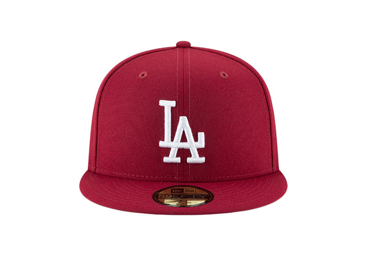 Gorra New Era color rojo oscuro con logotipo de Los Angeles Dodgers bordado en blanco.