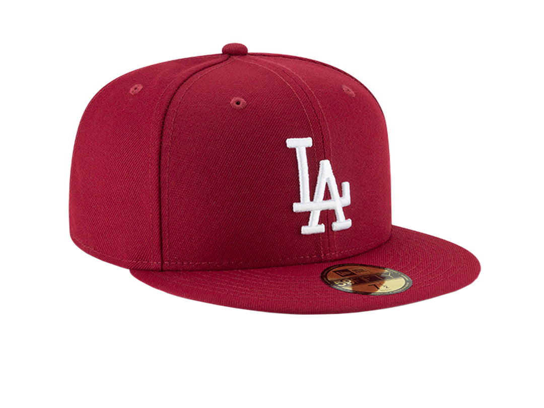 Gorra New Era color rojo oscuro con logotipo de Los Angeles Dodgers bordado en blanco.