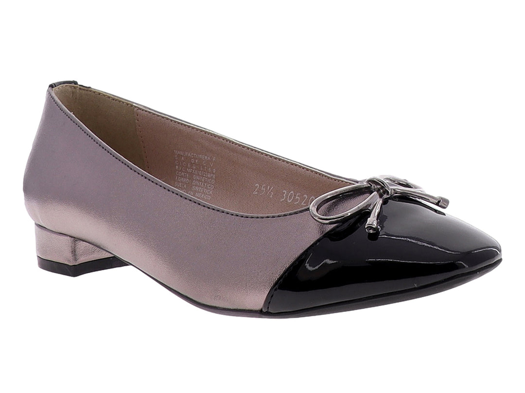 Zapato plano para mujer en color acero y negro con punta brillante y detalle de moño.
