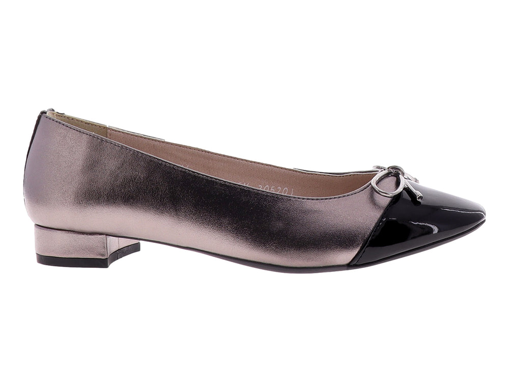 Zapato plano para mujer en color acero y negro con punta brillante y detalle de moño.