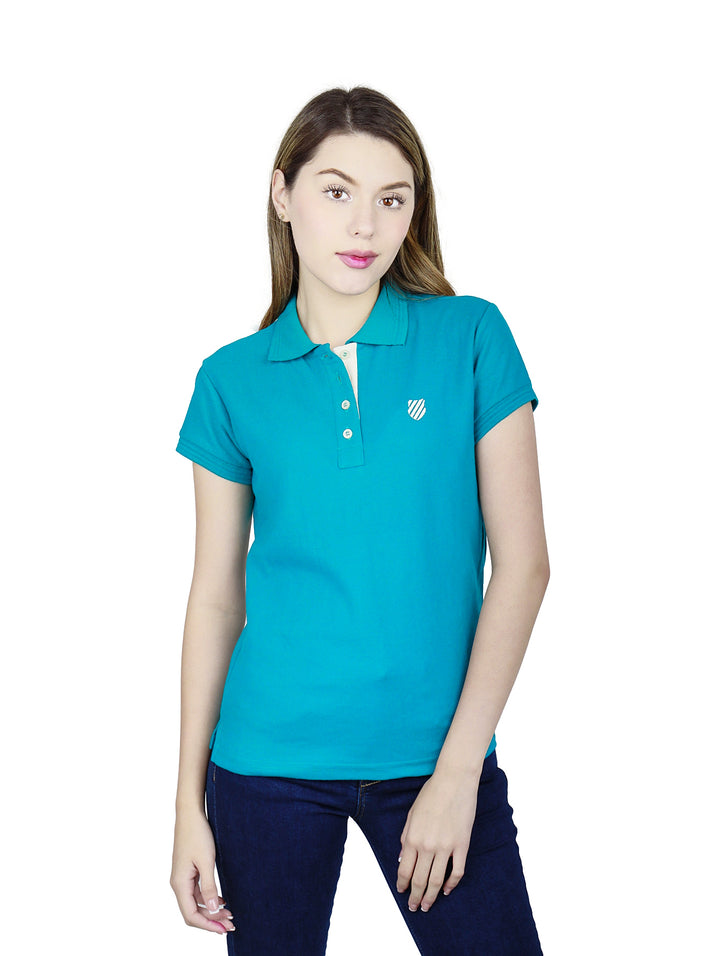 Mujer vistiendo playera polo K-Swiss de color verde turquesa con cuello blanco y manga corta.