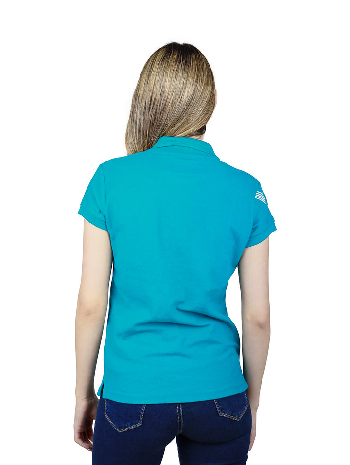 Mujer vistiendo playera polo K-Swiss de color verde turquesa con cuello blanco y manga corta.