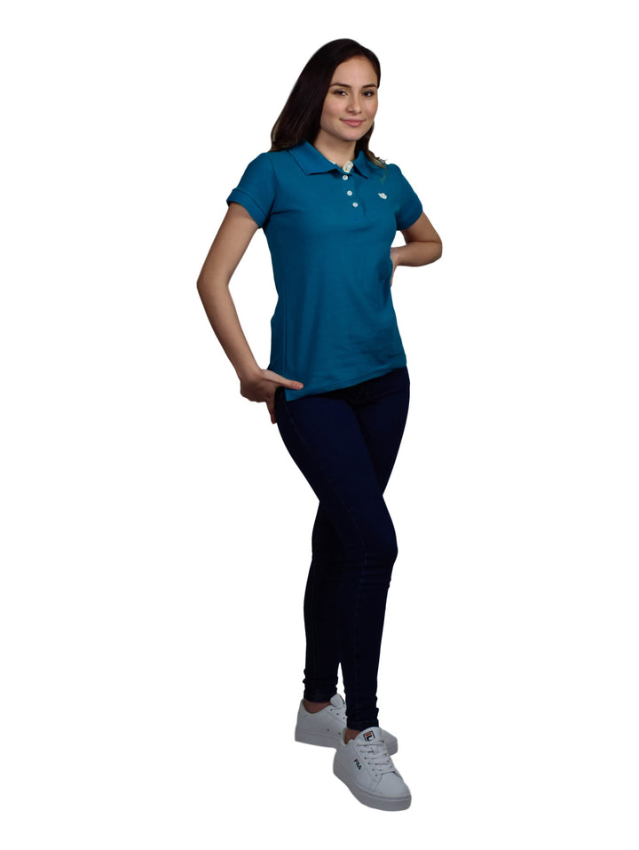 Mujer vistiendo playera polo K-Swiss de color verde turquesa con cuello blanco y manga corta.