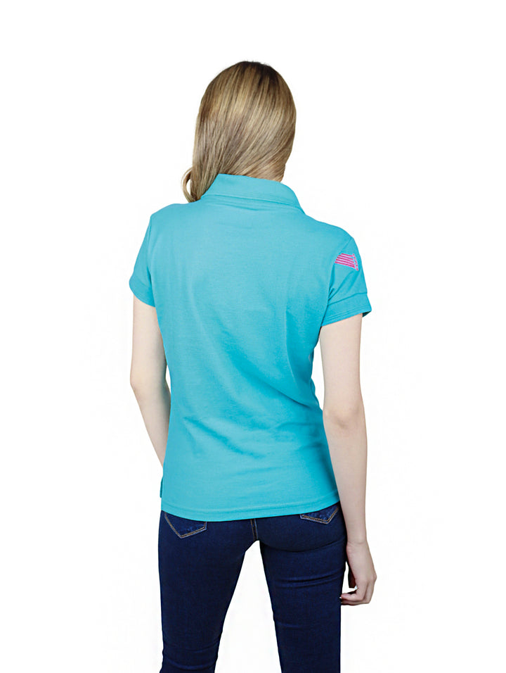 Mujer vistiendo playera polo K-Swiss color aqua con detalles rojos.