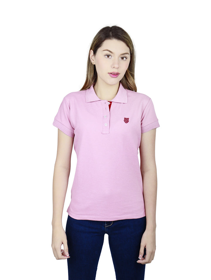 Mujer vistiendo playera polo K-Swiss de color morado claro con cuello y botones.