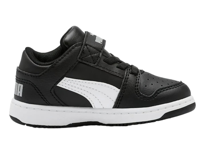 Tenis PUMA infantiles color negro con suela y franja lateral blanca, cierre de velcro.