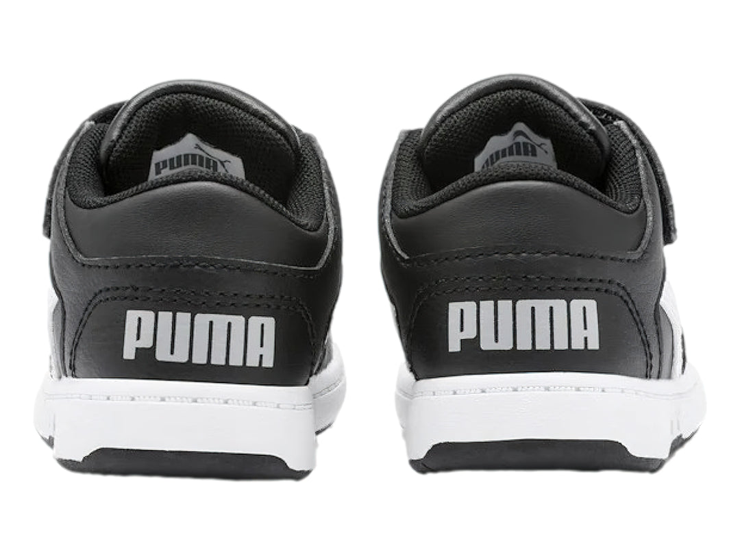 Tenis PUMA infantiles color negro con suela y franja lateral blanca, cierre de velcro.