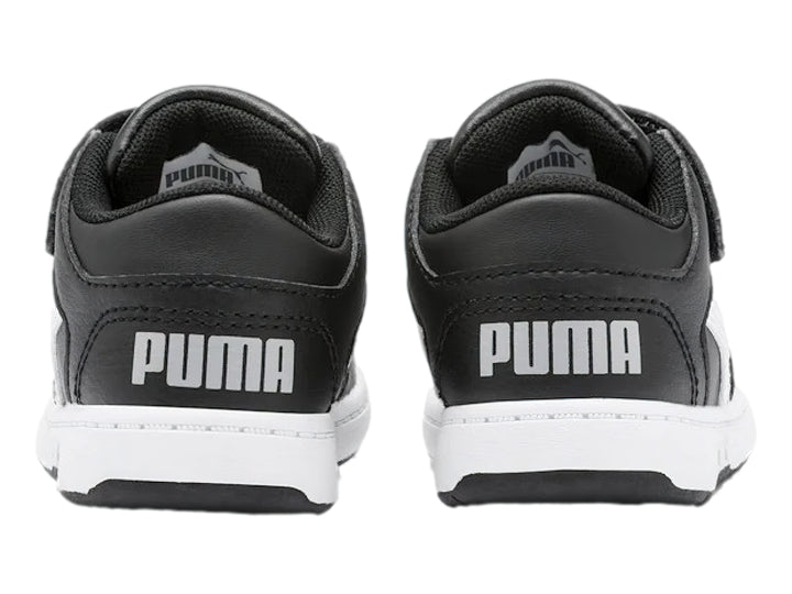 Tenis PUMA infantiles color negro con suela y franja lateral blanca, cierre de velcro.