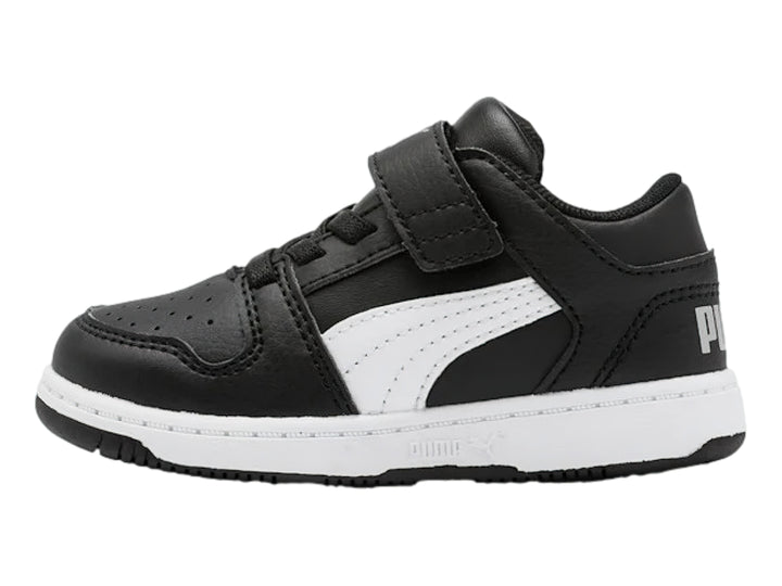Tenis PUMA infantiles color negro con suela y franja lateral blanca, cierre de velcro.
