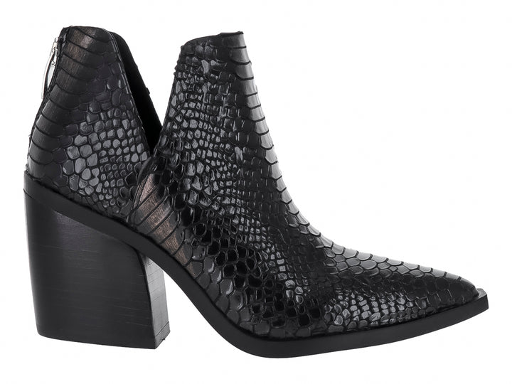 Botín negro con textura de cocodrilo y tacón grueso cuadrado.